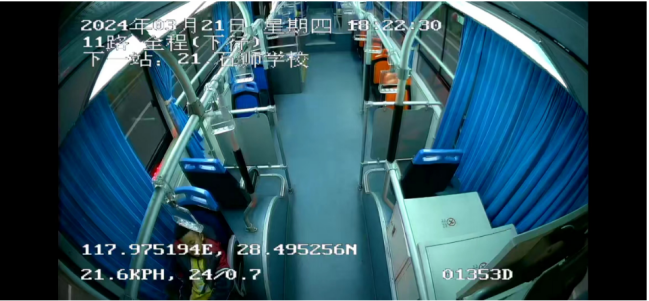 小男孩睡过站 公交驾驶员暖心护其平安归家