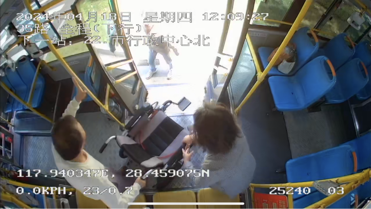 爱心传递 | “轮椅乘客”乘公交不便 驾驶员耐心帮扶