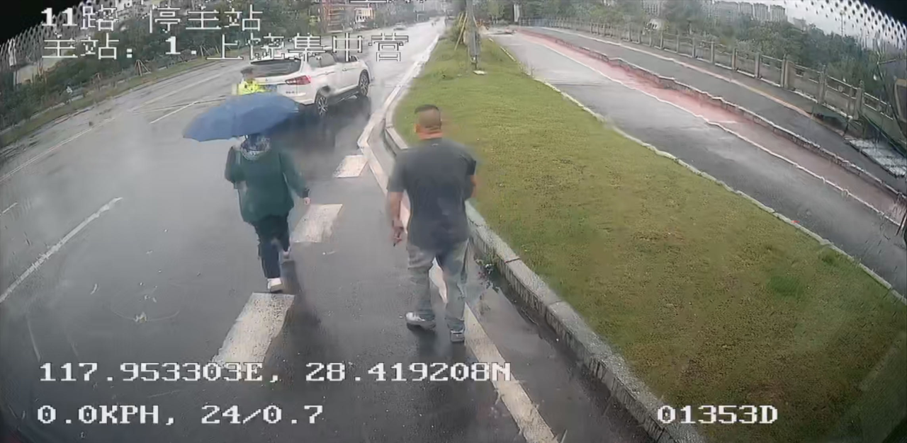 中学生赶考坐反公交，热心驾驶员伸出援手