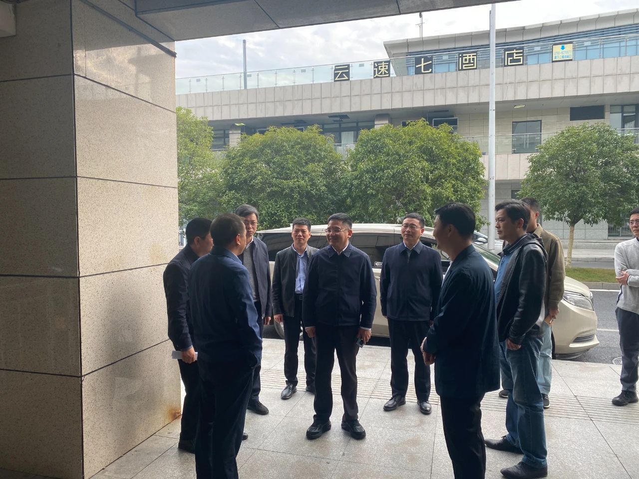 市政府副市长郭峰同志来到高铁站调研出租车运营及“黑车”整治相关工作